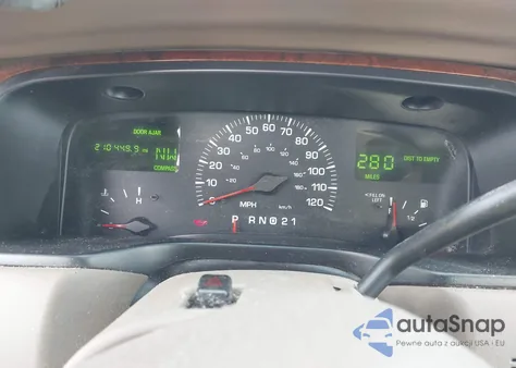 2000 Lincoln Town Car Signature z USA, uszkodzony, nr VIN 1LNHM82W8YY901892